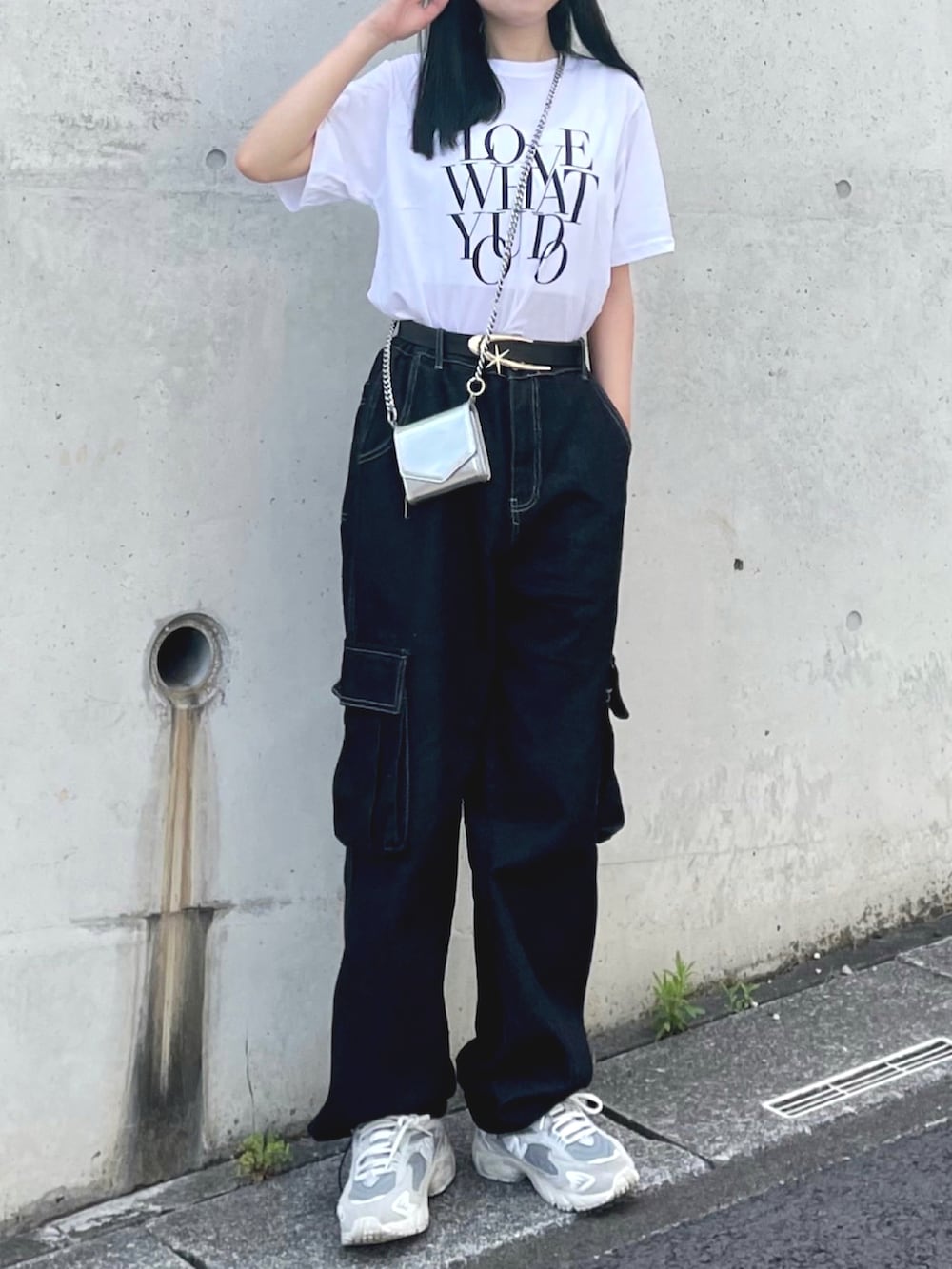 ホワイト系のTシャツ/カットソー、ブラック系のカーゴパンツ、グレー系のスニーカーを着用したレディースの夏コーディネートの3枚目の写真