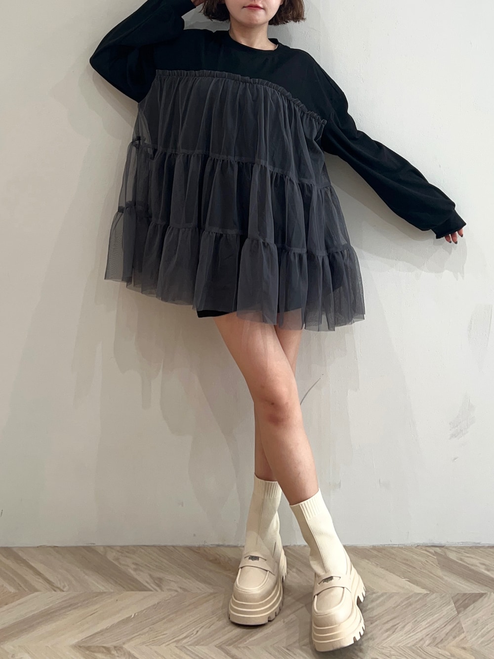 ベージュ系のブーツ、ブラック系のその他パンツ、ブラック系のスウェットを着用したレディースの秋コーディネートの3枚目の写真