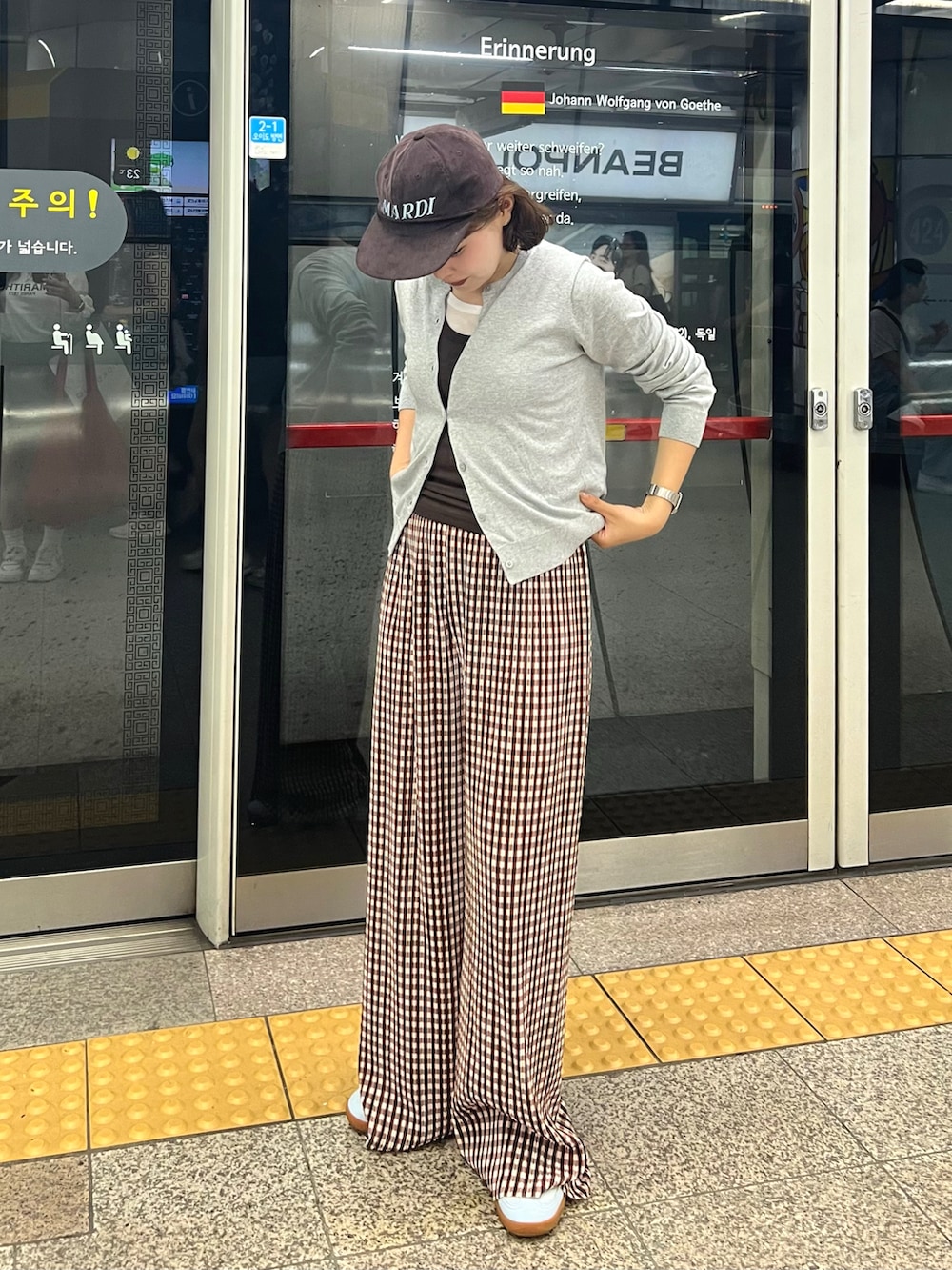 ブラウン系のその他パンツ、ブラウン系のタンクトップ、ブルー系のスニーカーを着用したレディースの夏コーディネートの2枚目の写真