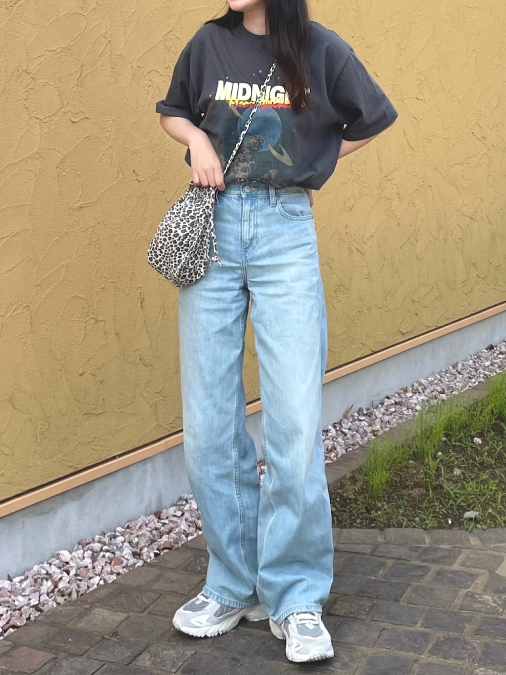 グレー系のTシャツ/カットソー、その他のショルダーバッグ、ブルー系のデニムパンツを着用したレディースの春コーディネートの3枚目の写真