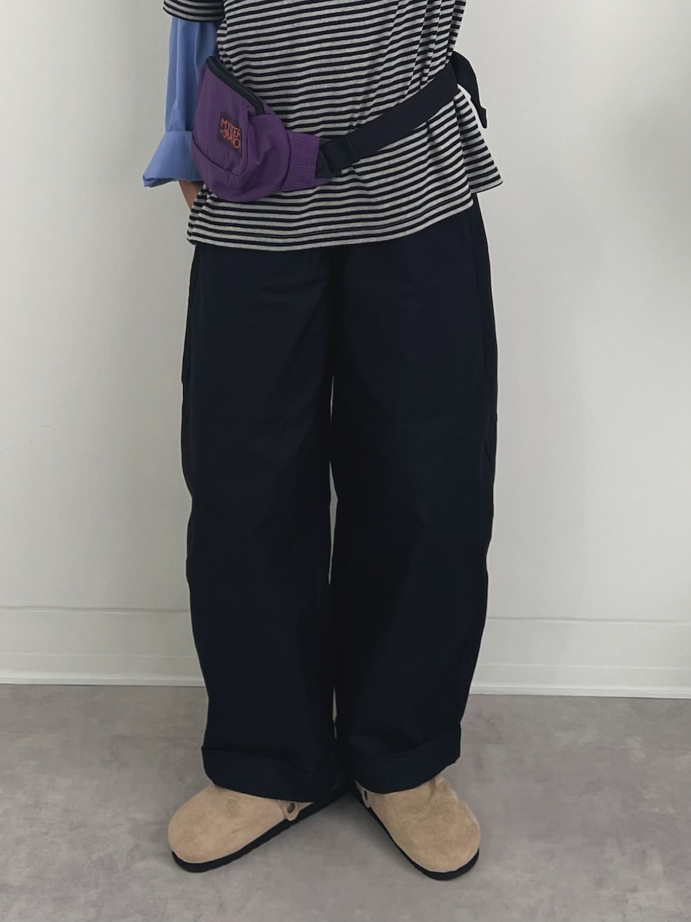 ブラック系のチノパンツ、グレー系のTシャツ/カットソー、ブルー系のシャツ/ブラウスを着用したレディースの秋コーディネートの3枚目の写真
