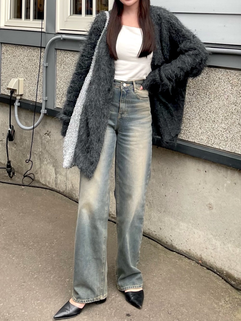 ブラック系のカーディガン/ボレロ、ブルー系のデニムパンツ、ホワイト系のキャミソールを着用したレディースの秋コーディネートの3枚目の写真