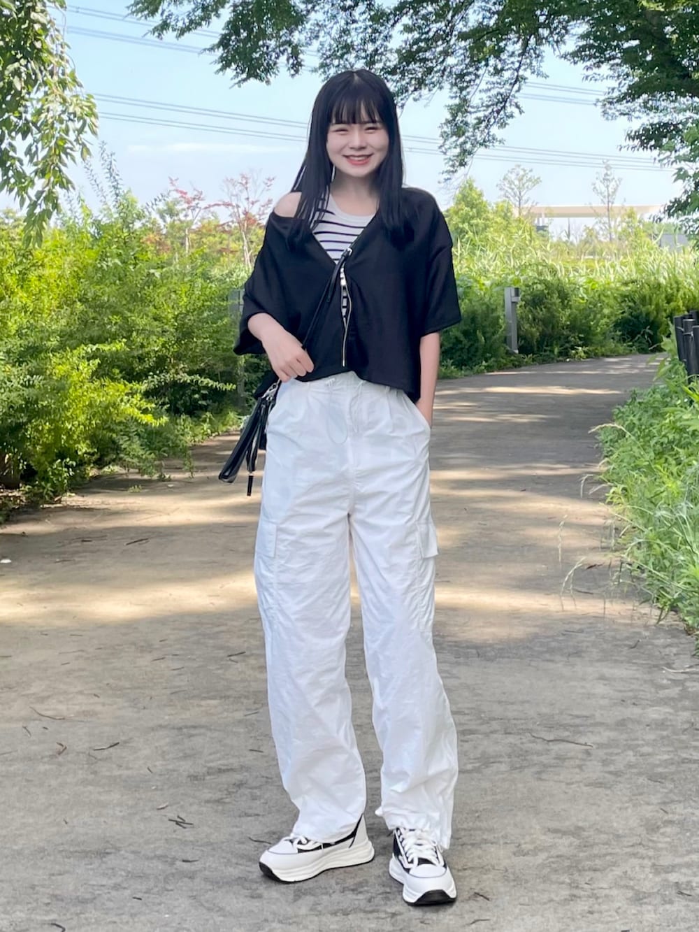 「このスタイルがお気に入り、夏コーデ、ストリート、カーゴパンツ、韓国ファッション、モノトーン、休日スタイル、フェススタイル、カーディガン、スニーカー、厚底シューズ、お出かけコーデ、プチプラ、骨格ナチュラル、ショルダーバッグ」｜「tiptopのポリテレコダブルジップ半袖カーディガン（カーディガン/ボレロ、ブラック系）」を使った、tomoka︎︎︎︎︎☺︎さん（骨格ナチュラル・レディース・157cm）の夏コーディネートの2枚目の写真