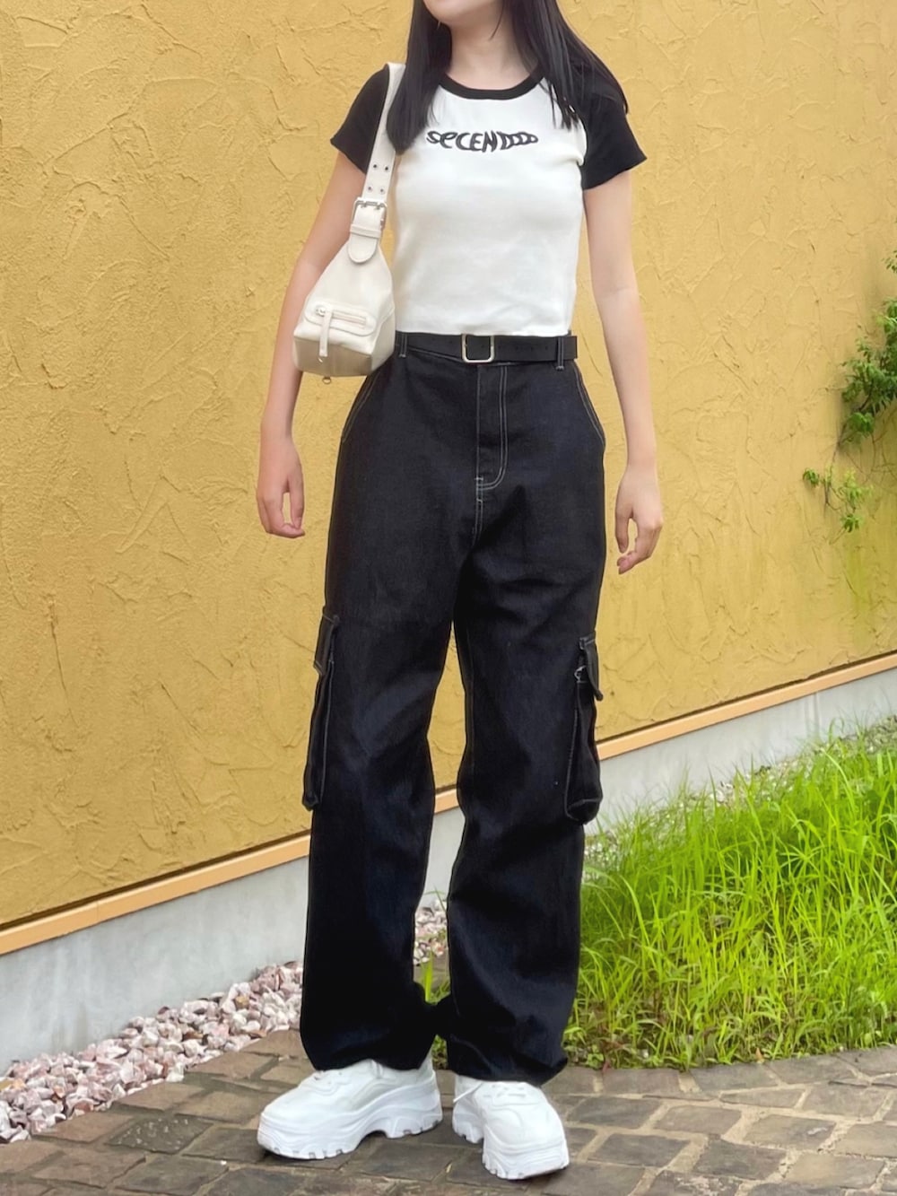 ホワイト系のTシャツ/カットソー、ブラック系のカーゴパンツ、ホワイト系のショルダーバッグを着用したレディースの夏コーディネートの4枚目の写真