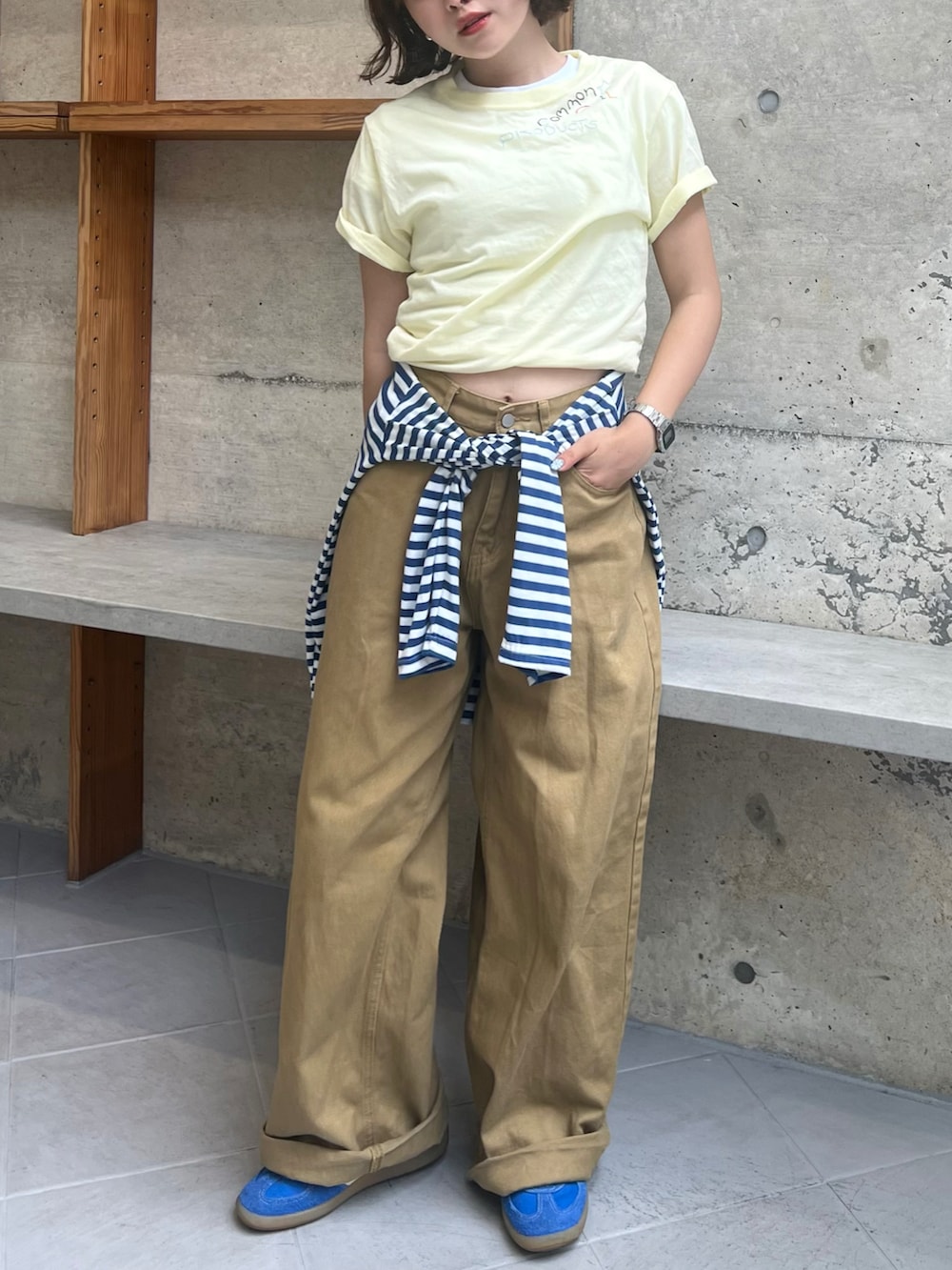 イエロー系のTシャツ/カットソー、ブルー系のTシャツ/カットソー、ベージュ系のデニムパンツを着用したレディースの夏コーディネートの3枚目の写真