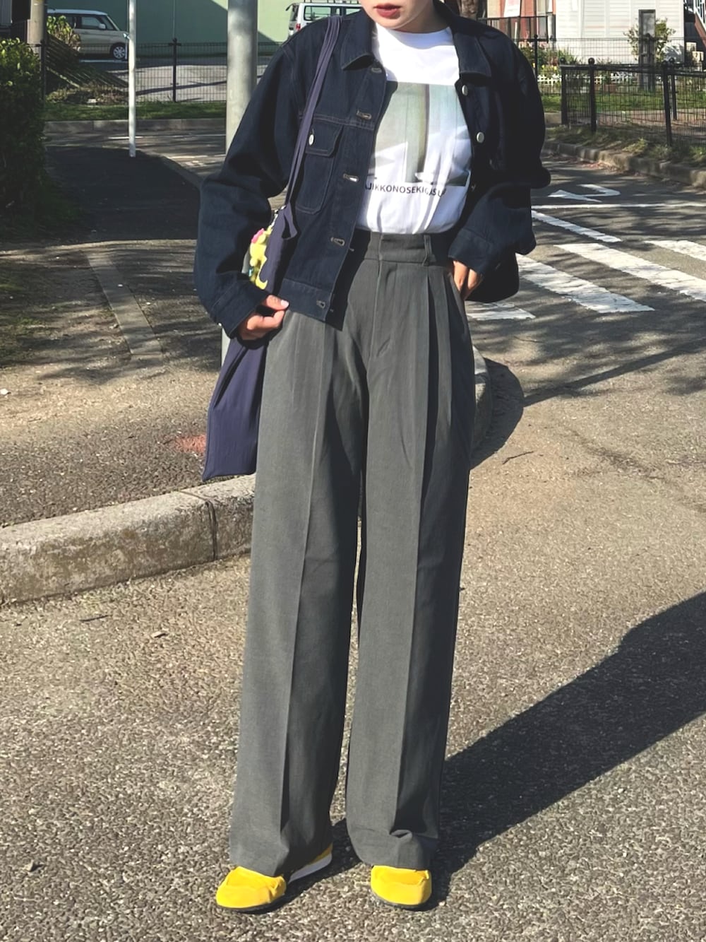 ホワイト系のTシャツ/カットソー、イエロー系のスニーカー、ブルー系のトートバッグを着用したレディースの春コーディネートの3枚目の写真