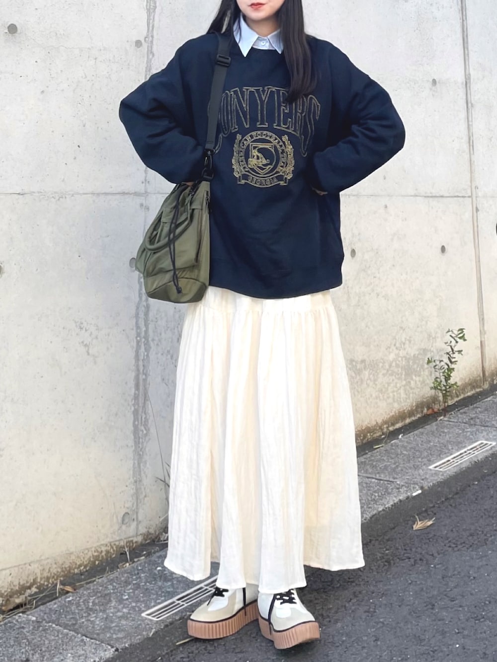 ブルー系のスウェット、ブルー系のシャツ/ブラウス、ホワイト系のスカートを着用したレディースの秋コーディネートの3枚目の写真