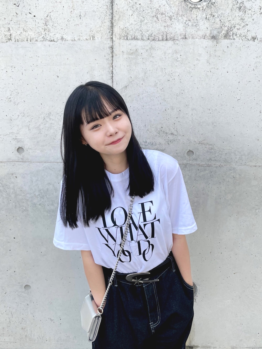 ホワイト系のTシャツ/カットソー、ブラック系のカーゴパンツ、グレー系のスニーカーを着用したレディースの夏コーディネートの2枚目の写真