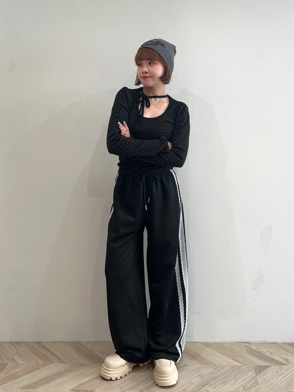 ブラック系のその他パンツ、ブラック系のTシャツ/カットソー、ベージュ系のブーツを着用したレディースの秋コーディネートの2枚目の写真