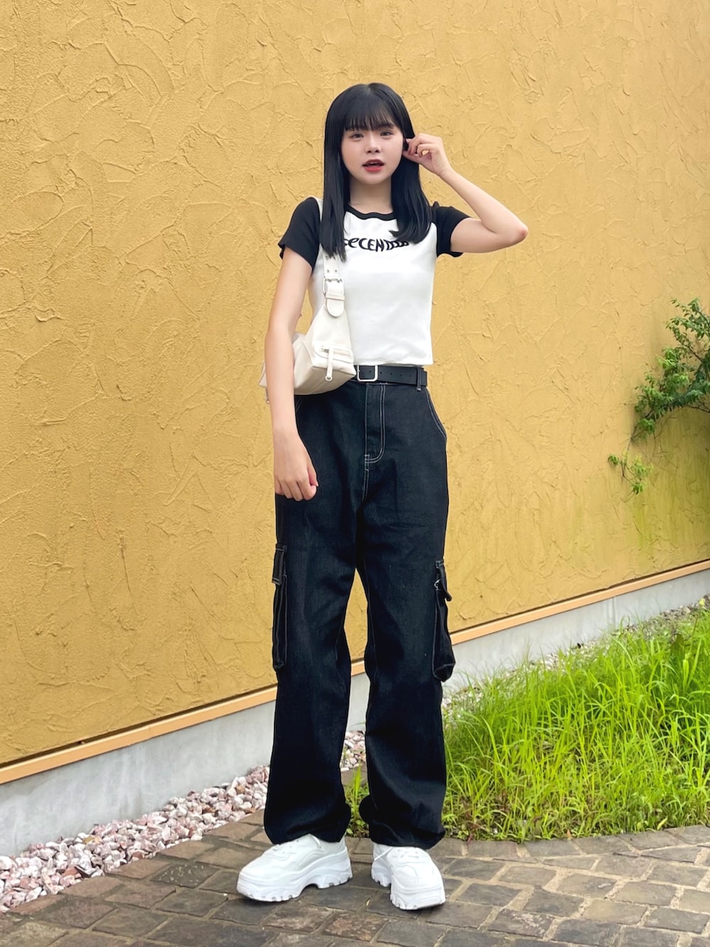 ホワイト系のTシャツ/カットソー、ブラック系のカーゴパンツ、ホワイト系のショルダーバッグを着用したレディースの夏コーディネートの3枚目の写真