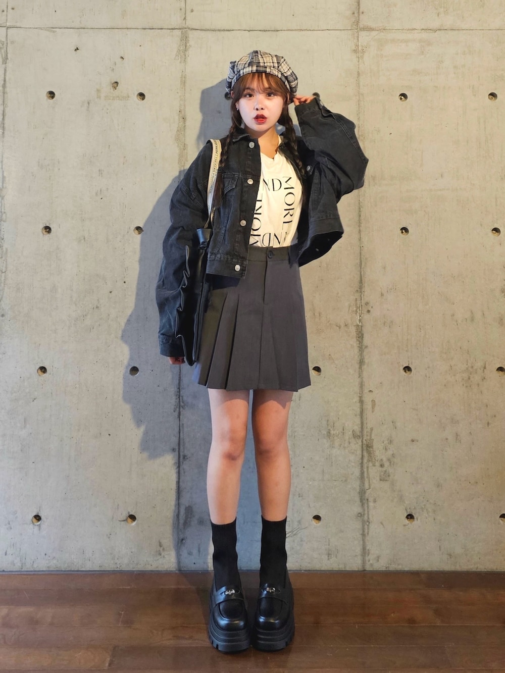 ブラック系のブーツ、ブラック系のデニムジャケット、ホワイト系のTシャツ/カットソーを着用したレディースの秋コーディネートの2枚目の写真