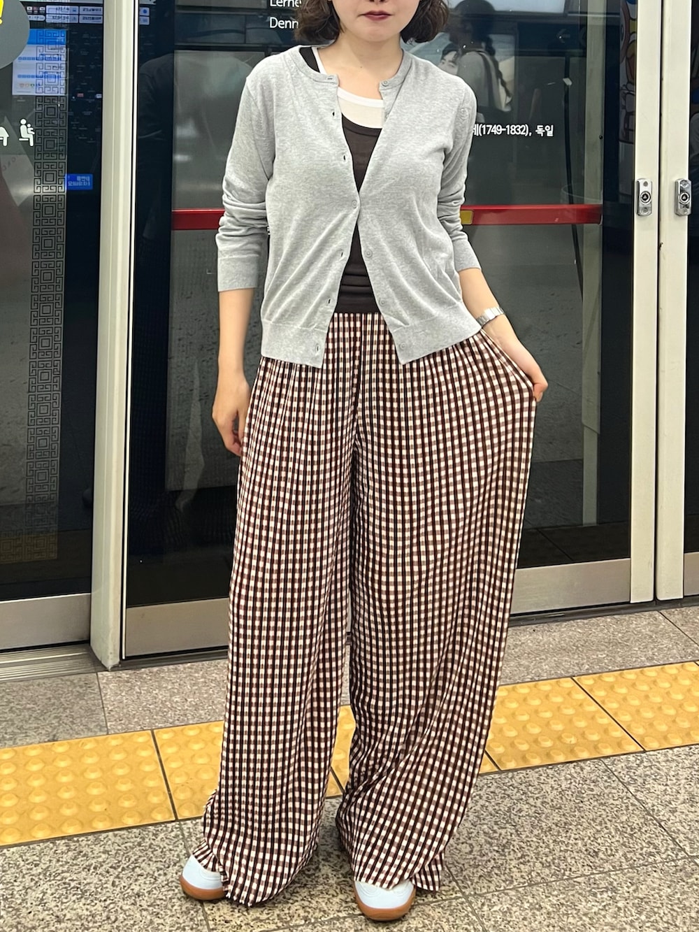 ブラウン系のその他パンツ、ブラウン系のタンクトップ、ブルー系のスニーカーを着用したレディースの夏コーディネートの3枚目の写真