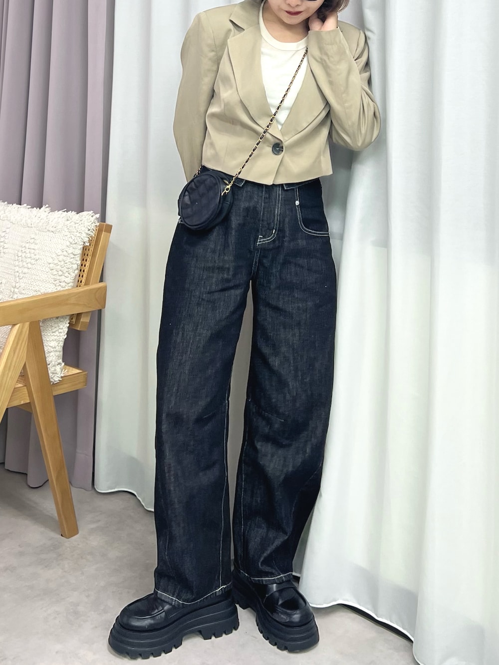 ブラック系のブーツ、ブラック系のデニムパンツ、ブラウン系のテーラードジャケットを着用したレディースの秋コーディネートの3枚目の写真