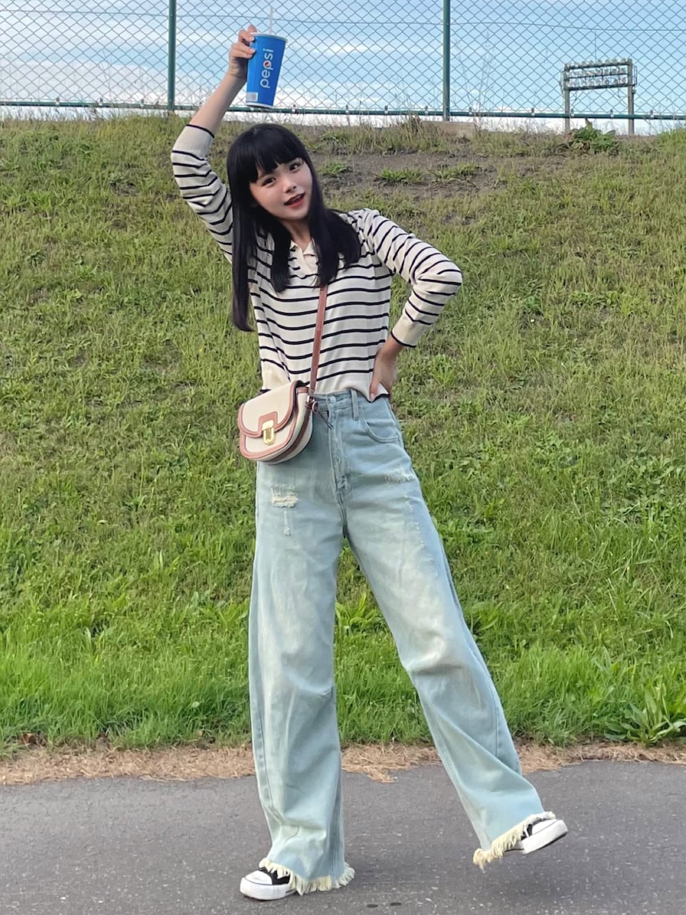 「韓国ファッション、秋服準備はじめました、秋コーデ、きれいめカジュアル、ボーダー、ポロシャツ、お出かけコーデ、休日スタイル、スニーカー、デニム、ショルダーバッグ、ミニバック、アウトドアスタイル、淡色コーデ」｜「LAUIRのボーダーポロニット（ニット/セーター、ベージュ系）」を使った、tomoka︎︎︎︎︎☺︎さん（骨格ナチュラル・レディース・157cm）の秋コーディネートの2枚目の写真