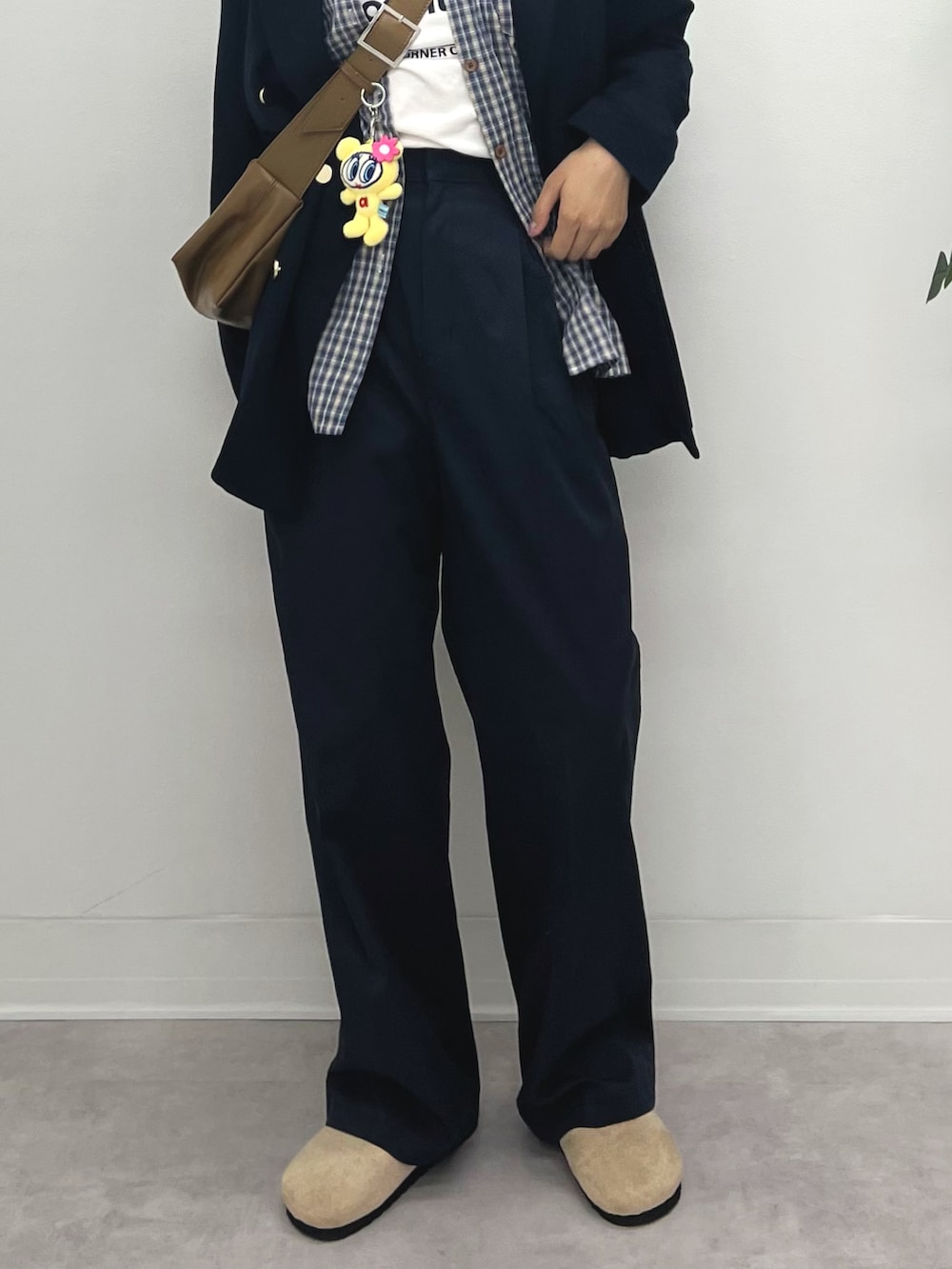 ホワイト系のTシャツ/カットソー、ブルー系のテーラードジャケット、ブルー系のスラックスを着用したレディースの秋コーディネートの4枚目の写真