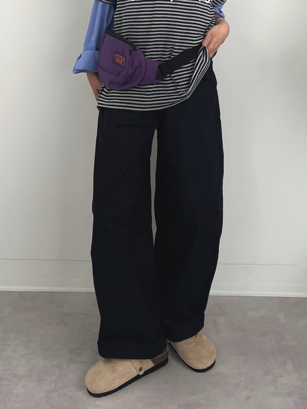 ブラック系のチノパンツ、グレー系のTシャツ/カットソー、ブルー系のシャツ/ブラウスを着用したレディースの秋コーディネートの4枚目の写真