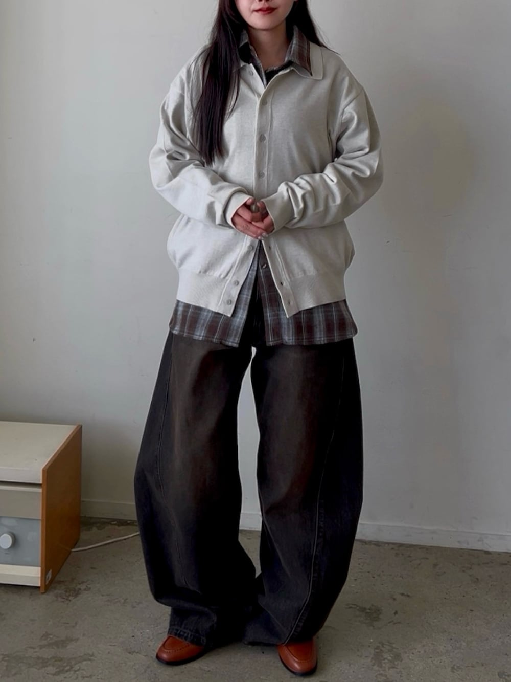 グレー系のシャツ/ブラウス、ブラウン系のシャツ/ブラウス、ブラック系のデニムパンツを着用したレディースの春コーディネートの3枚目の写真