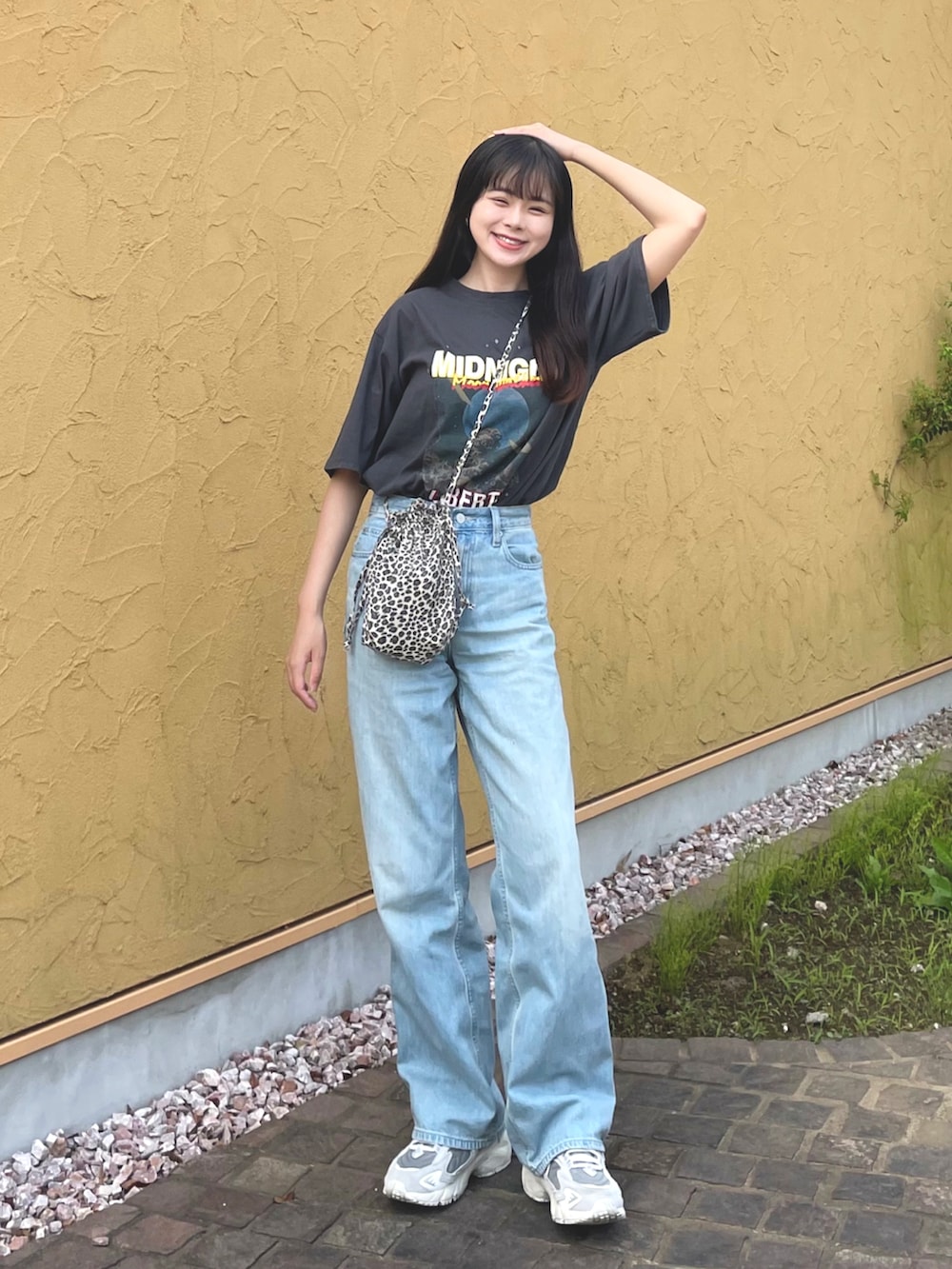 グレー系のTシャツ/カットソー、その他のショルダーバッグ、ブルー系のデニムパンツを着用したレディースの春コーディネートの2枚目の写真