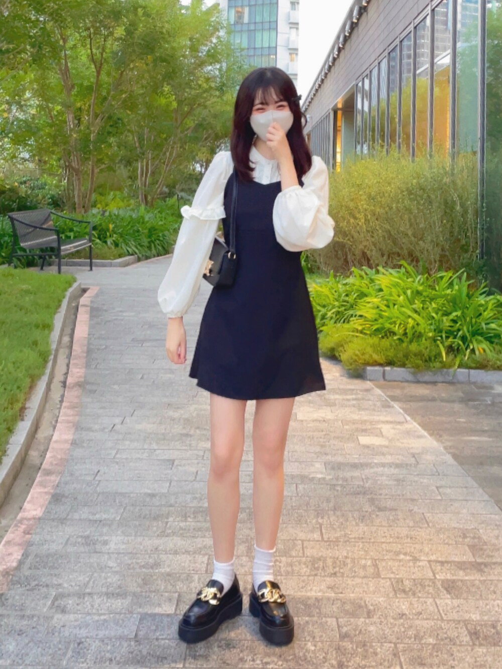 ホワイト系のシャツ/ブラウス、ブラック系のバッグ、ブラック系のワンピースを着用したレディースの秋コーディネートの2枚目の写真