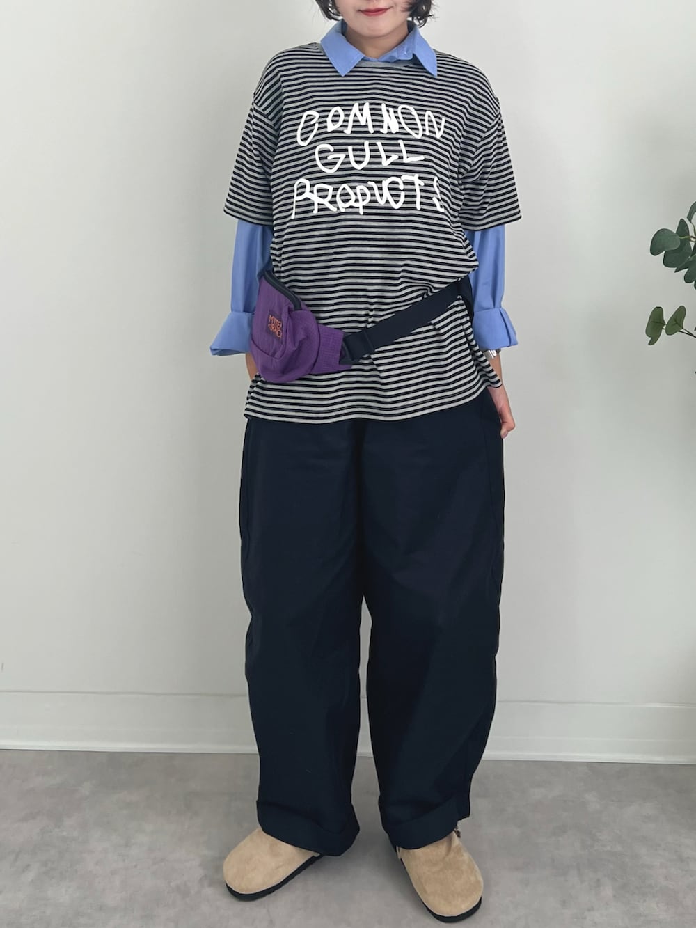 ブラック系のチノパンツ、グレー系のTシャツ/カットソー、ブルー系のシャツ/ブラウスを着用したレディースの秋コーディネートの5枚目の写真