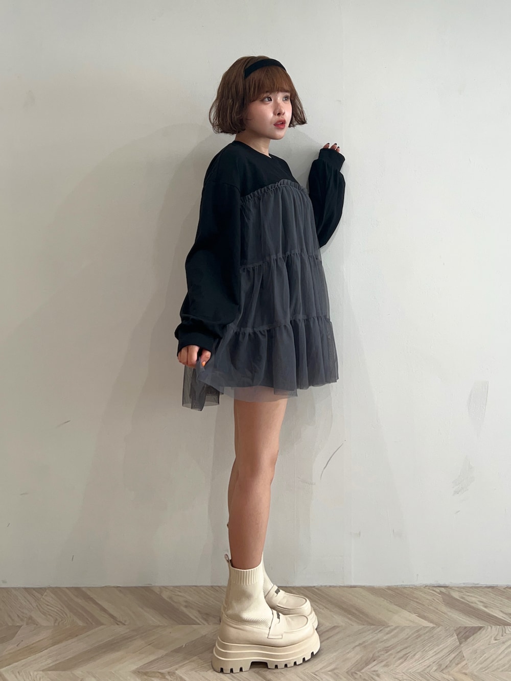 ベージュ系のブーツ、ブラック系のその他パンツ、ブラック系のスウェットを着用したレディースの秋コーディネートの2枚目の写真