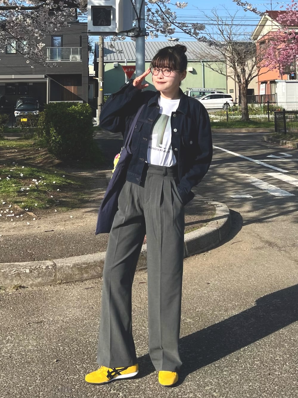 ホワイト系のTシャツ/カットソー、イエロー系のスニーカー、ブルー系のトートバッグを着用したレディースの春コーディネートの2枚目の写真