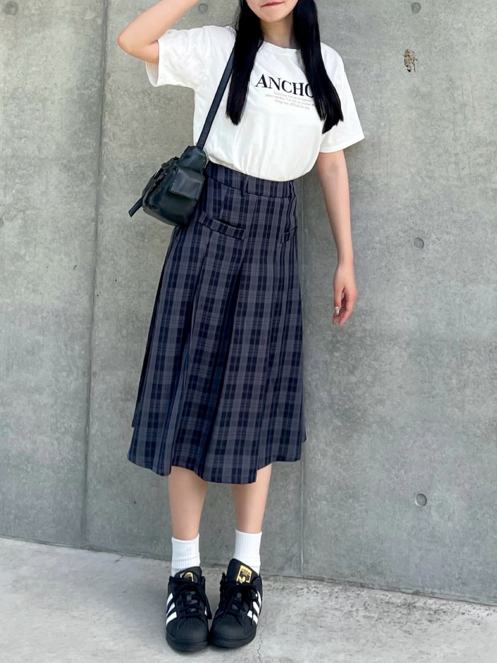 ホワイト系のTシャツ/カットソー、ブラック系のスカート、ブラック系のショルダーバッグを着用したレディースの夏コーディネートの3枚目の写真