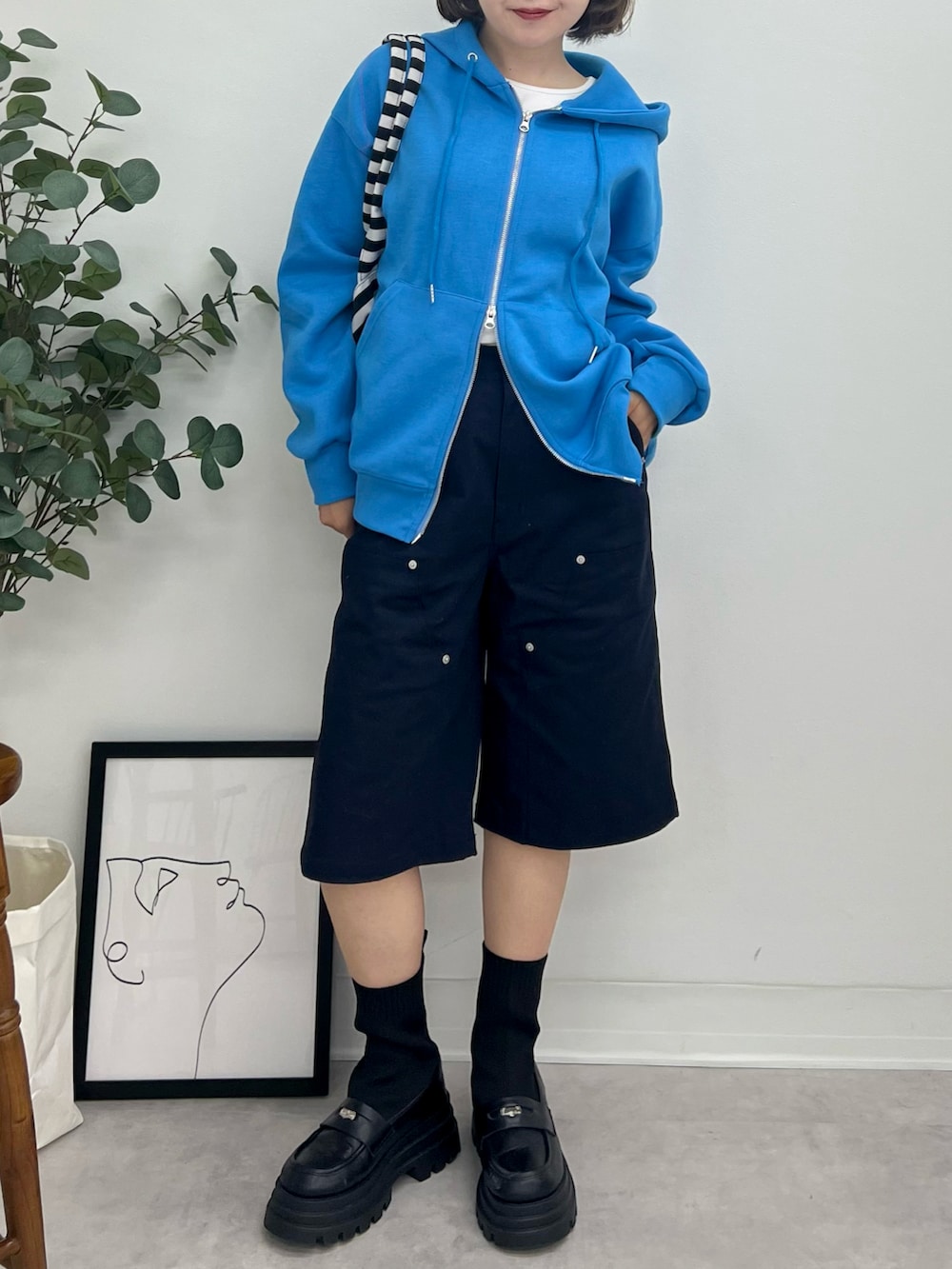 ブルー系のパーカー、ブルー系のチノパンツ、ホワイト系のTシャツ/カットソーを着用したレディースの秋コーディネートの3枚目の写真