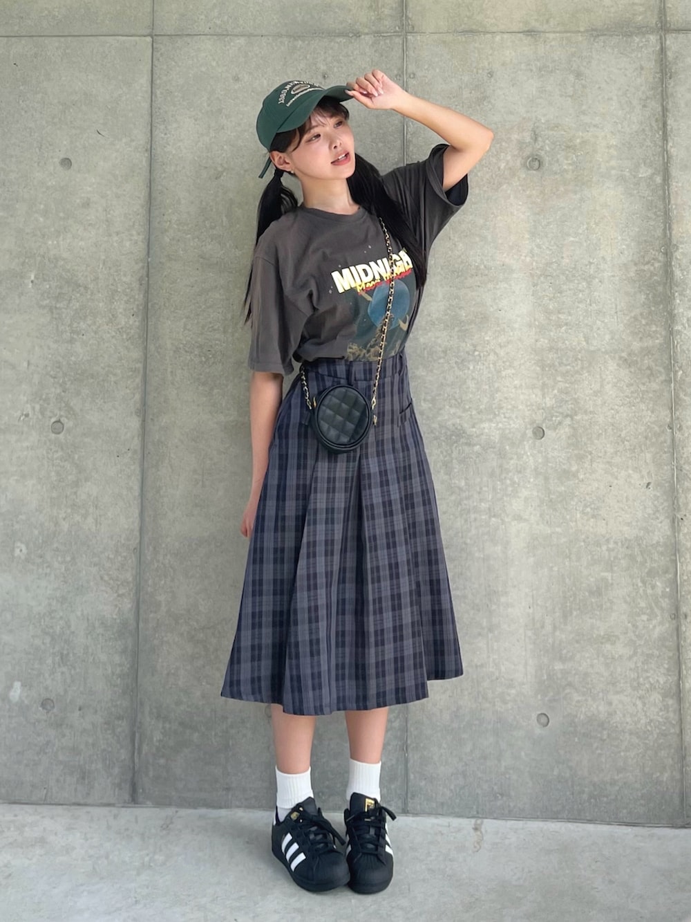 グレー系のTシャツ/カットソー、ブラック系のスカート、ブラック系のショルダーバッグを着用したレディースの夏コーディネートの2枚目の写真