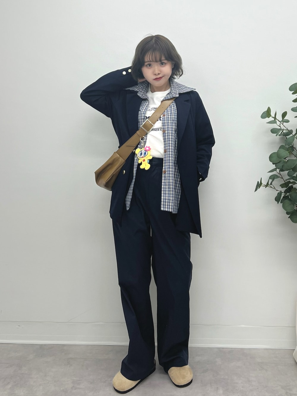 ホワイト系のTシャツ/カットソー、ブルー系のテーラードジャケット、ブルー系のスラックスを着用したレディースの秋コーディネートの2枚目の写真