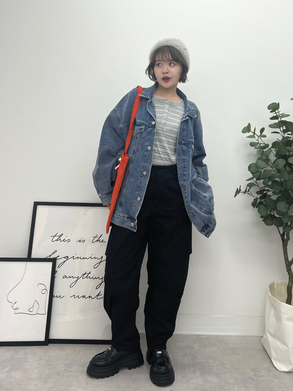 ブラック系のカーゴパンツ、ブラック系のブーツ、グレー系のTシャツ/カットソーを着用したレディースの秋コーディネートの2枚目の写真