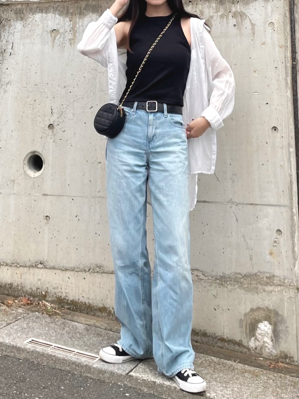 ホワイト系のシャツ/ブラウス、ブラック系のタンクトップ、ブラック系のスニーカーを着用したレディースの夏コーディネートの3枚目の写真