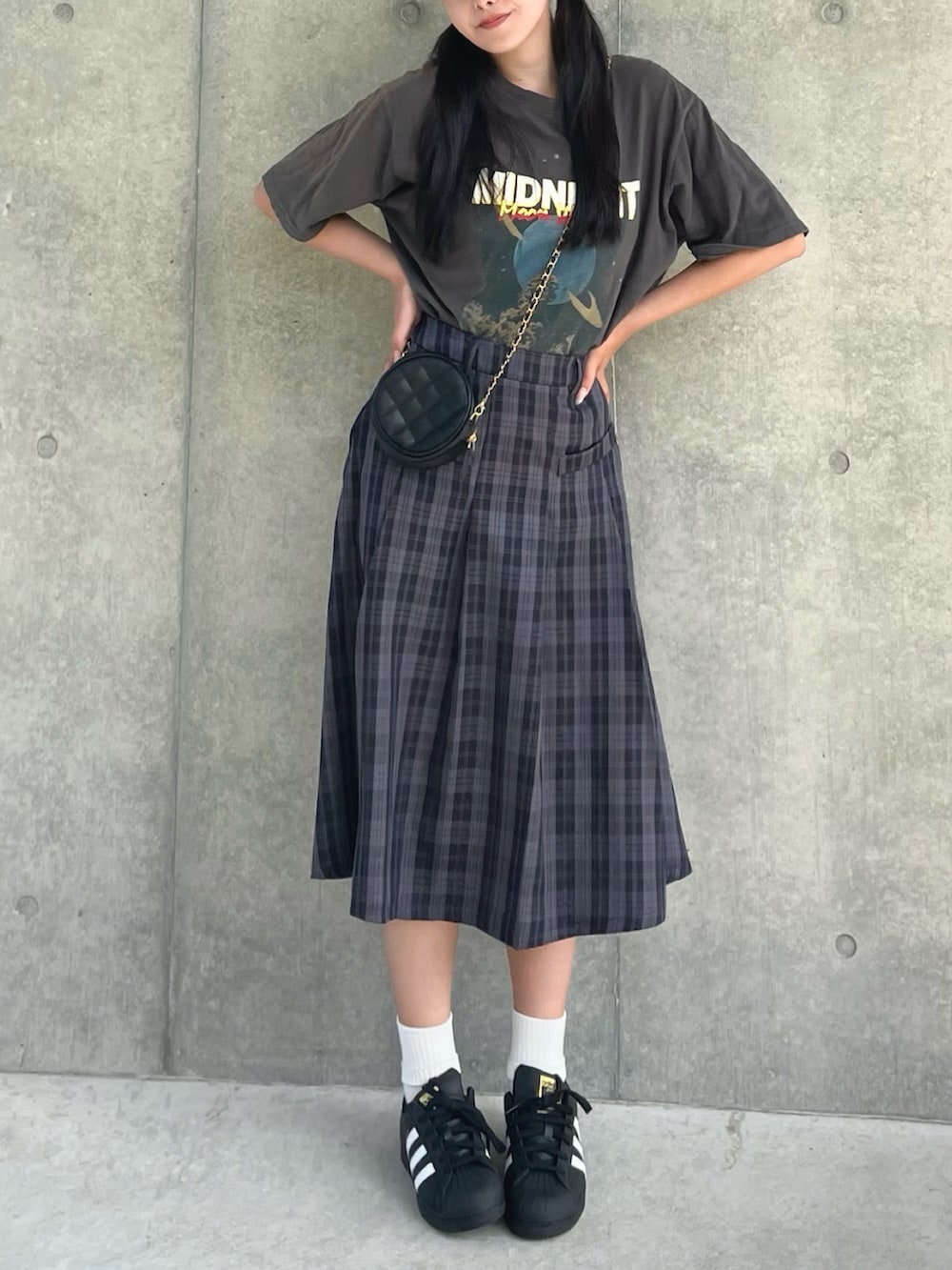 グレー系のTシャツ/カットソー、ブラック系のスカート、ブラック系のショルダーバッグを着用したレディースの夏コーディネートの3枚目の写真