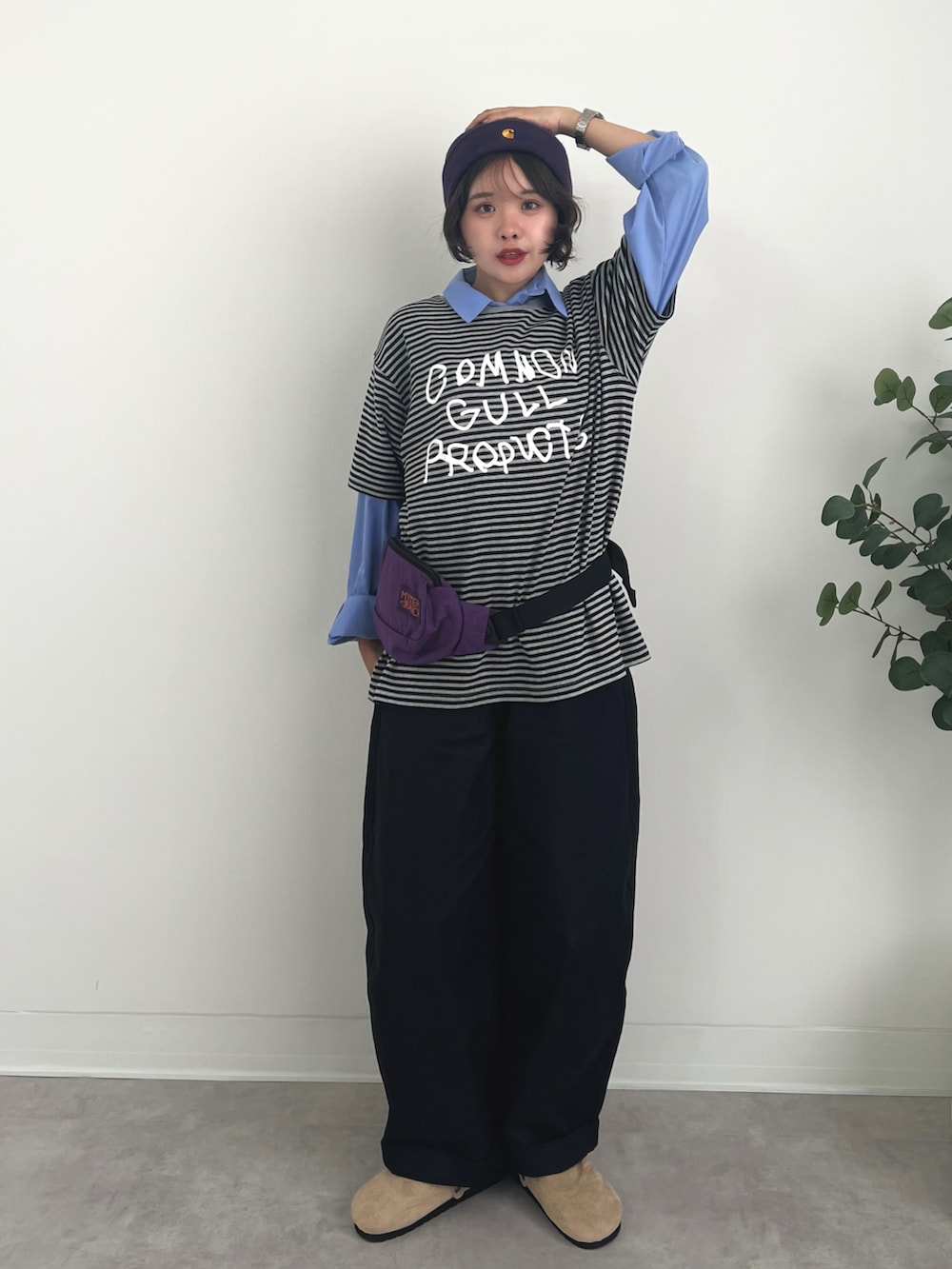 ブラック系のチノパンツ、グレー系のTシャツ/カットソー、ブルー系のシャツ/ブラウスを着用したレディースの秋コーディネートの2枚目の写真