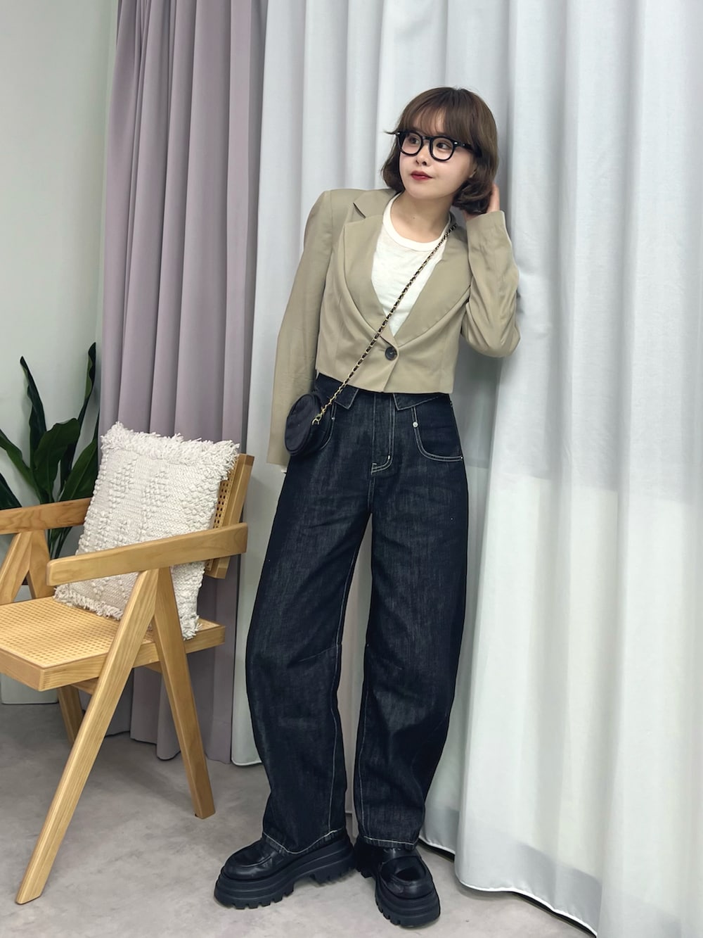 ブラック系のブーツ、ブラック系のデニムパンツ、ブラウン系のテーラードジャケットを着用したレディースの秋コーディネートの2枚目の写真