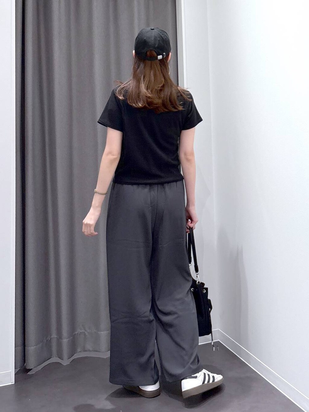 ブラック系のその他パンツ、ブラック系のキャップを着用したレディースの夏コーディネートの4枚目の写真