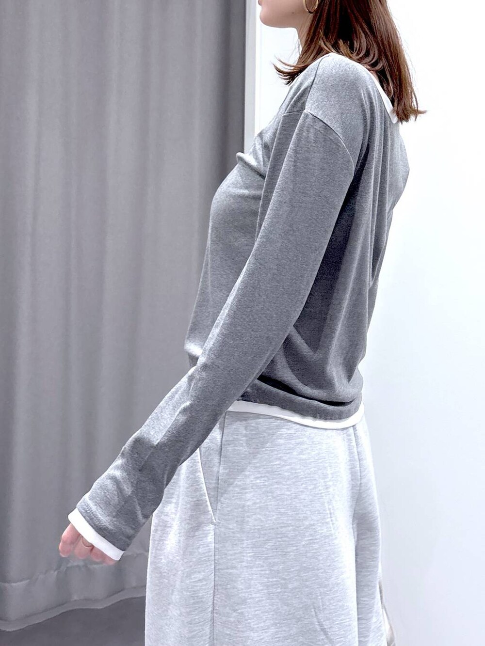 ブラック系のショルダーバッグ、ブラウン系のシャツ/ブラウス、グレー系のスウェットパンツを着用したレディースの秋コーディネートの7枚目の写真