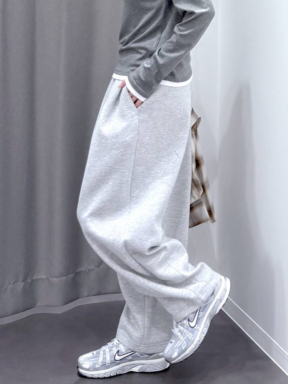 ブラック系のショルダーバッグ、ブラウン系のシャツ/ブラウス、グレー系のスウェットパンツを着用したレディースの秋コーディネートの9枚目の写真