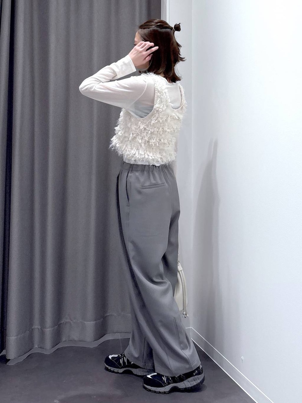 ホワイト系のTシャツ/カットソー、ホワイト系のベスト、ホワイト系のショルダーバッグを着用したレディースの冬コーディネートの3枚目の写真