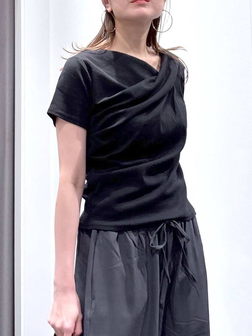 ブラック系のその他パンツ、ブラック系のキャップを着用したレディースの夏コーディネートの5枚目の写真