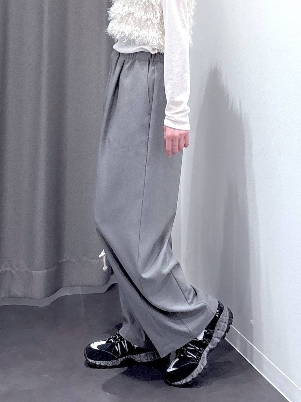 ホワイト系のTシャツ/カットソー、ホワイト系のベスト、ホワイト系のショルダーバッグを着用したレディースの冬コーディネートの7枚目の写真