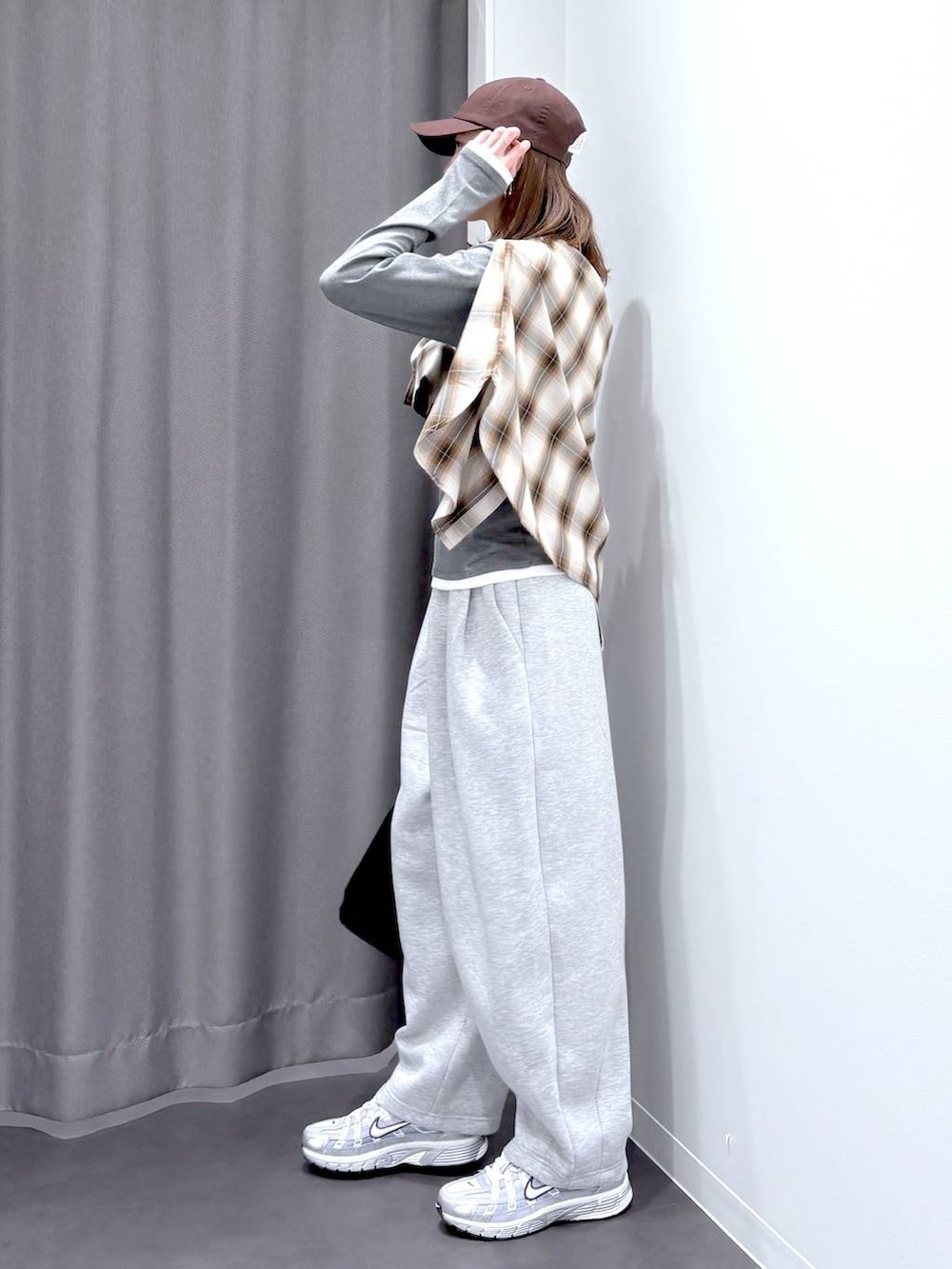 ブラック系のショルダーバッグ、ブラウン系のシャツ/ブラウス、グレー系のスウェットパンツを着用したレディースの秋コーディネートの3枚目の写真