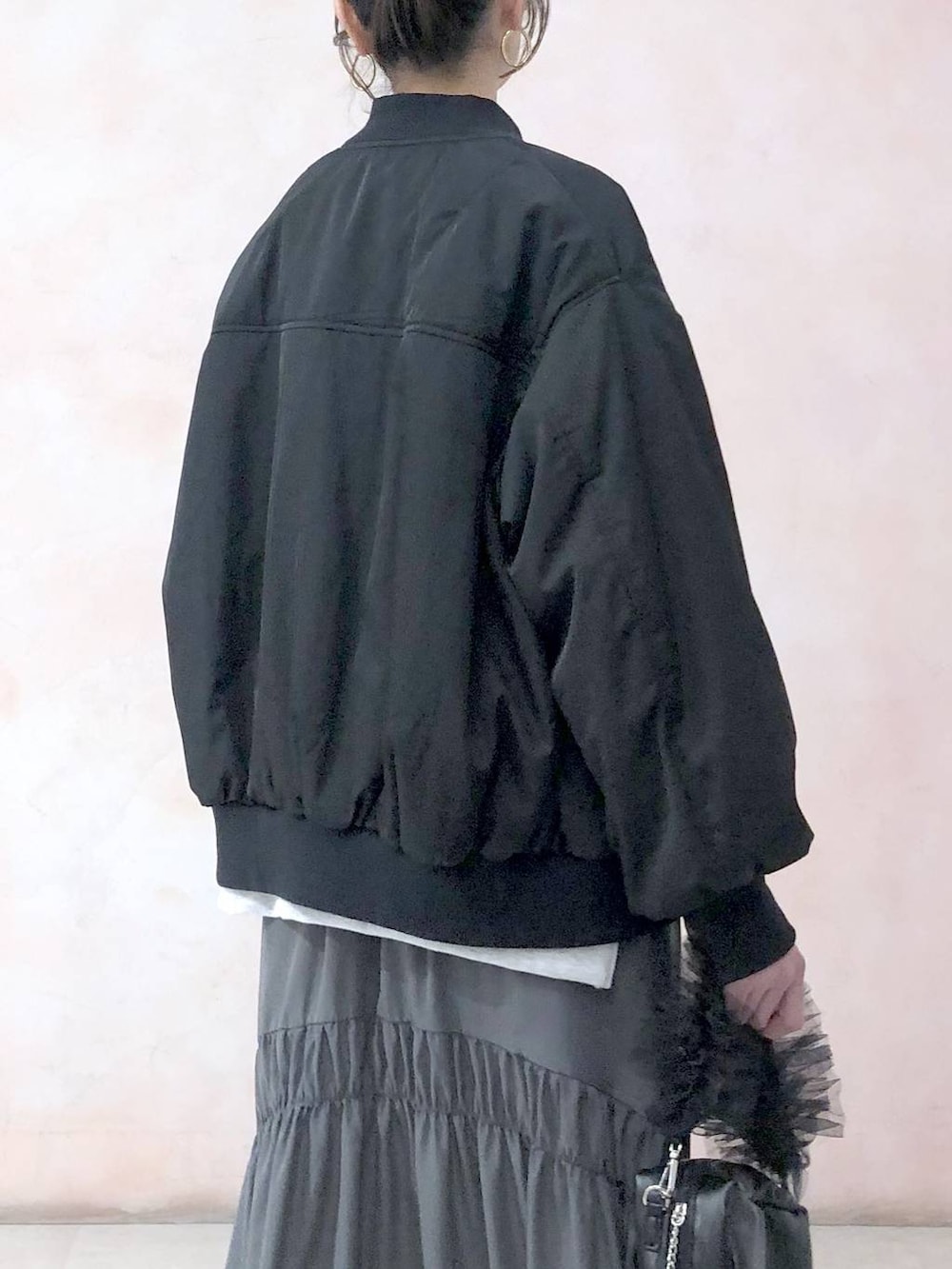 ブラック系のMA-1、ベージュ系のスウェット、グレー系のスカートを着用したレディースの冬コーディネートの7枚目の写真