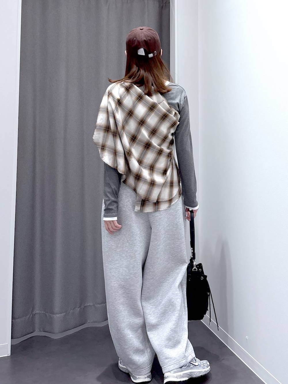 ブラック系のショルダーバッグ、ブラウン系のシャツ/ブラウス、グレー系のスウェットパンツを着用したレディースの秋コーディネートの4枚目の写真