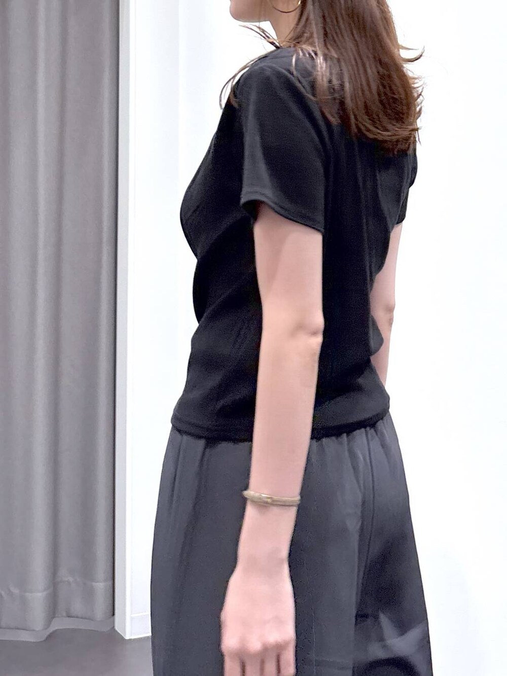 ブラック系のその他パンツ、ブラック系のキャップを着用したレディースの夏コーディネートの6枚目の写真