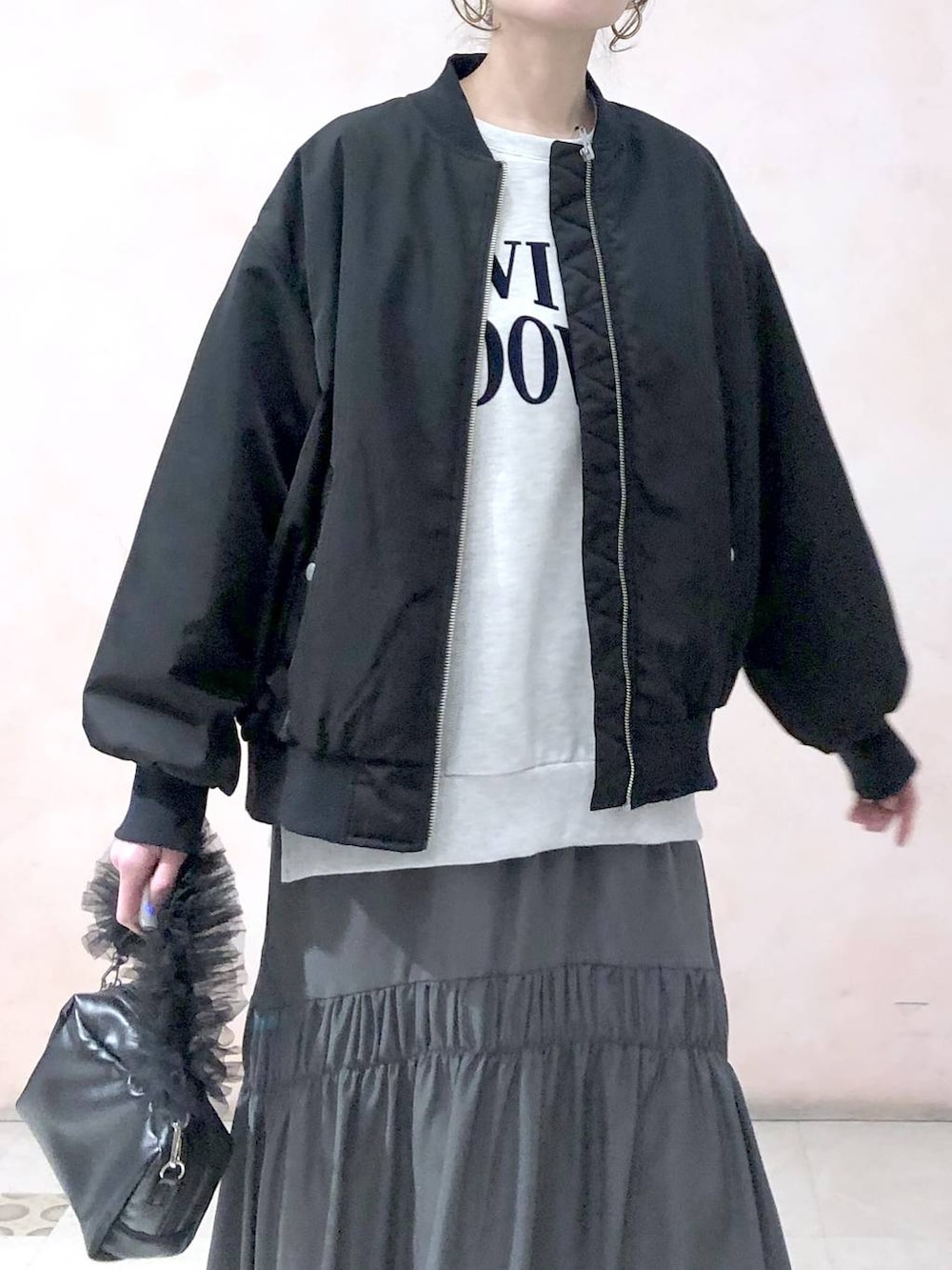 ブラック系のMA-1、ベージュ系のスウェット、グレー系のスカートを着用したレディースの冬コーディネートの5枚目の写真