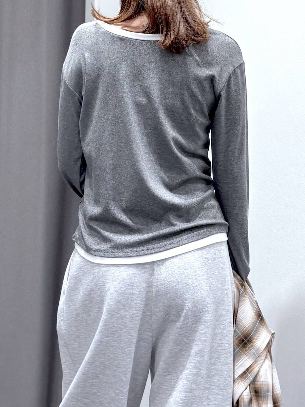 ブラック系のショルダーバッグ、ブラウン系のシャツ/ブラウス、グレー系のスウェットパンツを着用したレディースの秋コーディネートの8枚目の写真