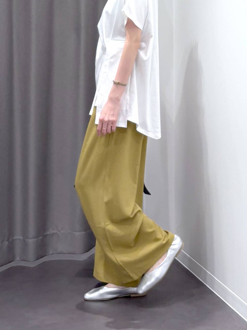 シルバー系のパンプス、ブラック系のショルダーバッグ、ホワイト系のTシャツ/カットソーを着用したレディースの夏コーディネートの8枚目の写真