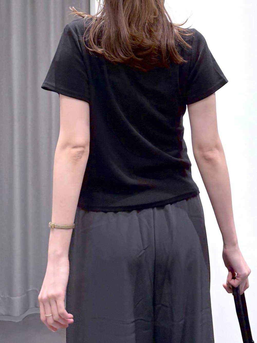 ブラック系のその他パンツ、ブラック系のキャップを着用したレディースの夏コーディネートの7枚目の写真