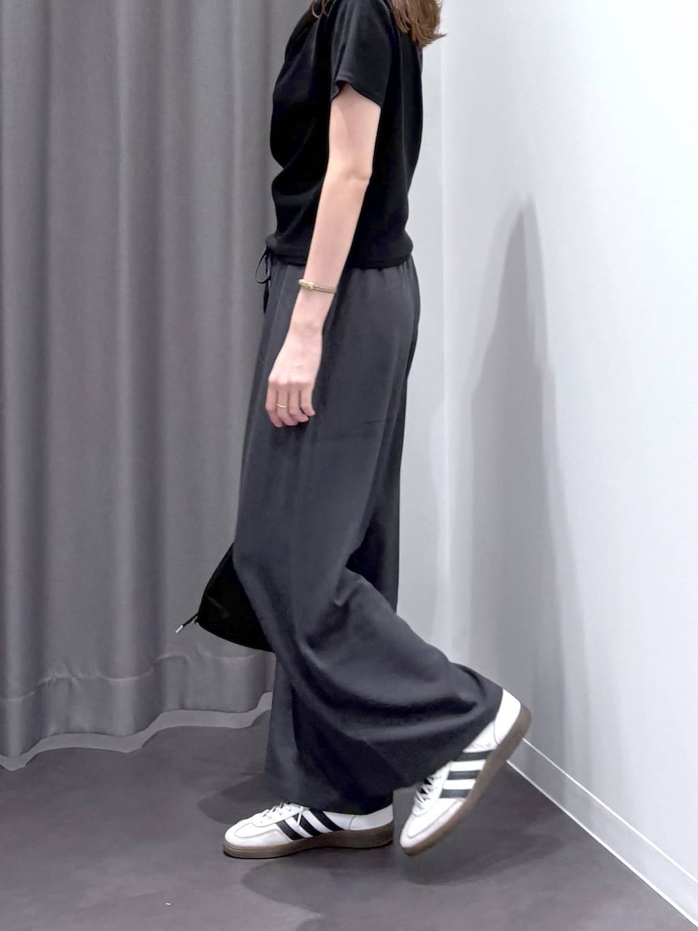 ブラック系のその他パンツ、ブラック系のキャップを着用したレディースの夏コーディネートの8枚目の写真